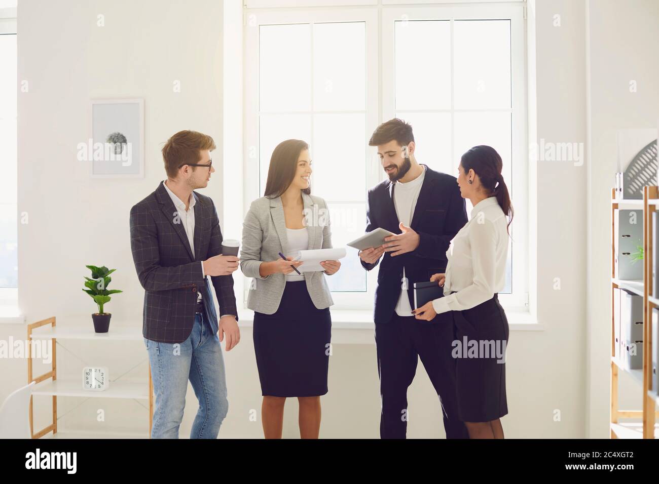 Les jeunes gens d'affaires donnent de nouvelles idées pour un nouveau projet de démarrage lors d'une réunion au bureau. Banque D'Images