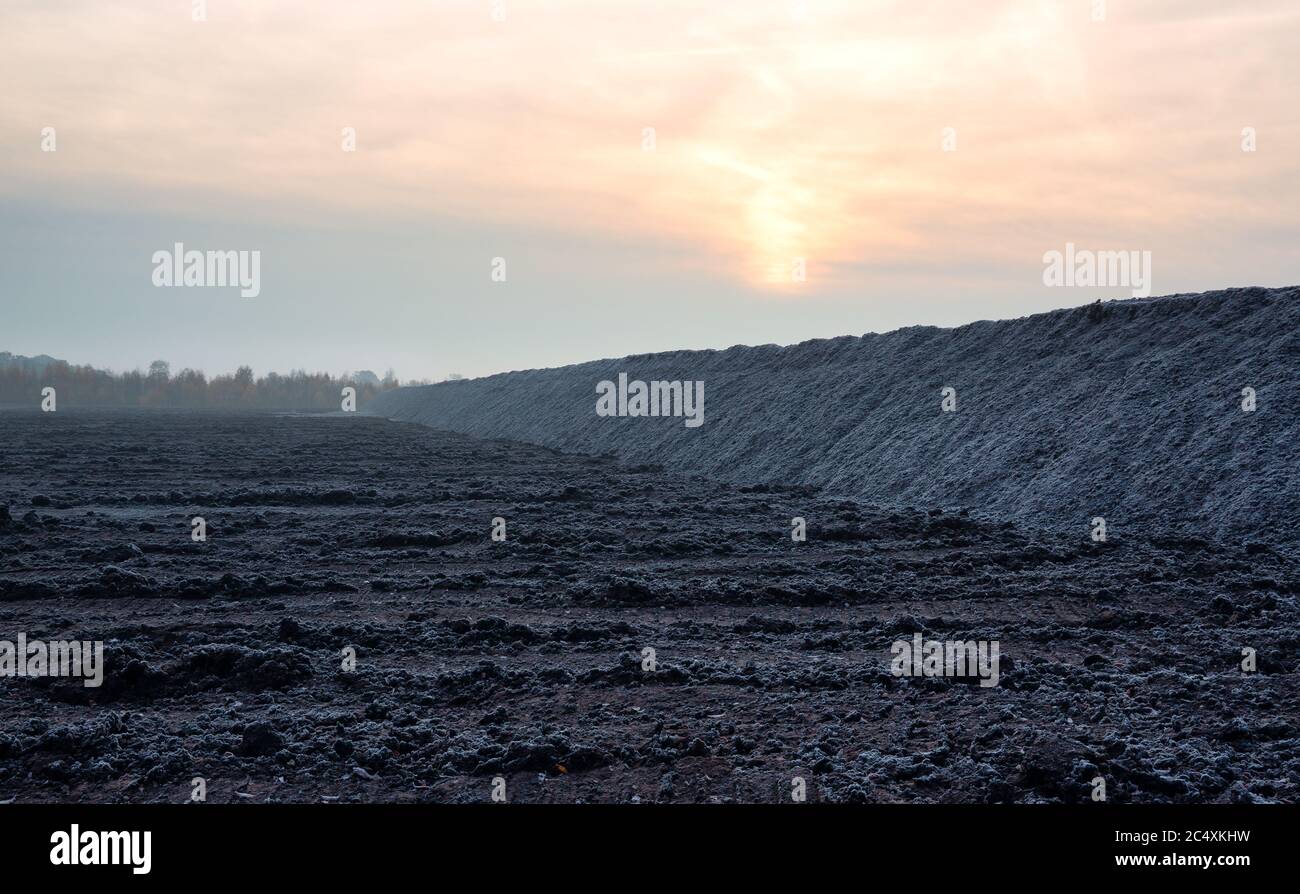 Lever du soleil sur un site d'excavation de tourbe dans le nord-ouest de l'Allemagne Banque D'Images