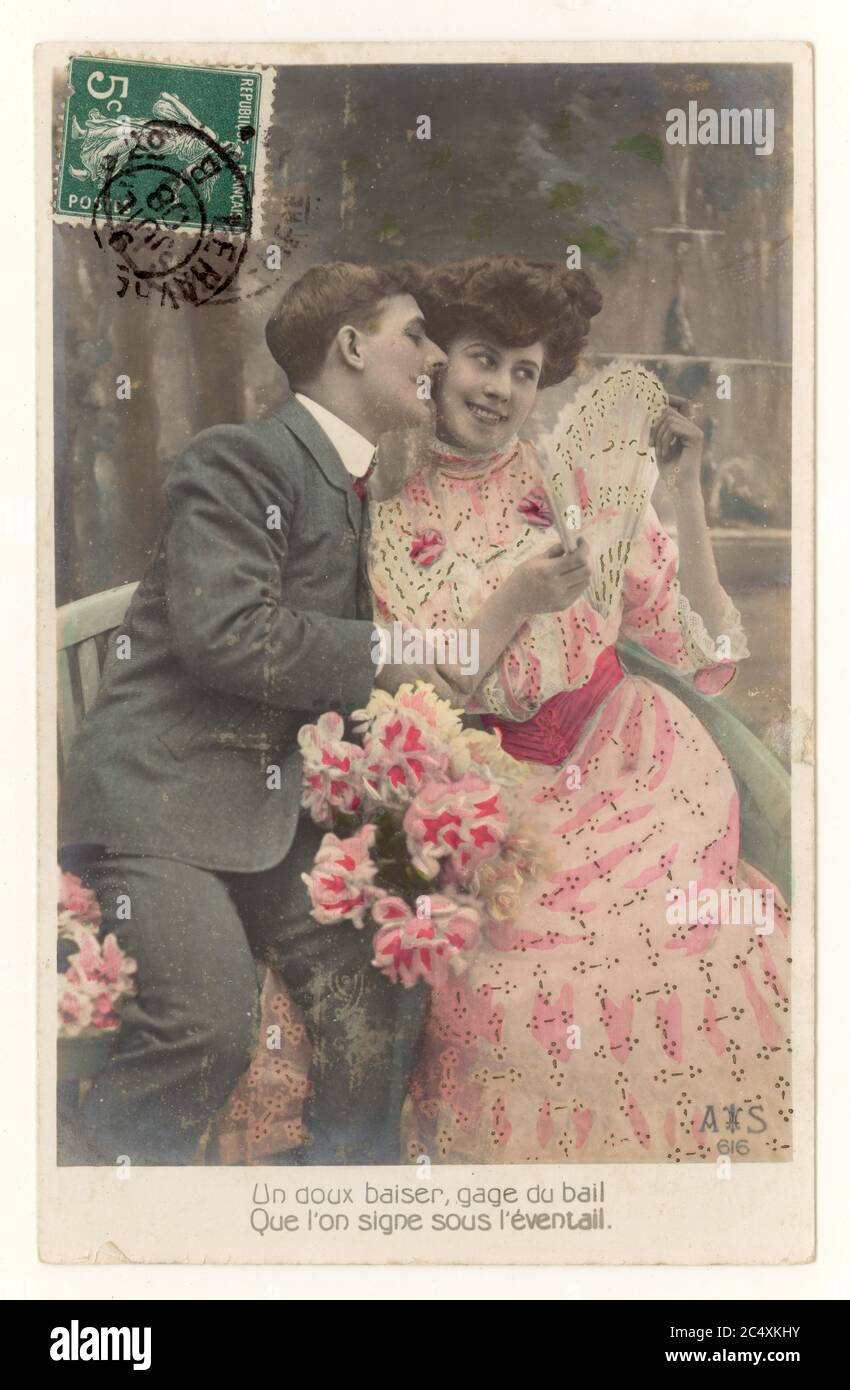 Original début 1900 carte de voeux française sentimentale teintée - deux jeunes amoureux, un baiser doux, femme avec ventilateur, 9 juillet 1908, France Banque D'Images