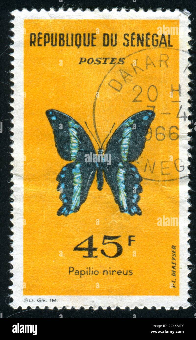 SÉNÉGAL - VERS 1965 : timbre imprimé par le Sénégal, montre une femme africaine, vers 1965. Banque D'Images