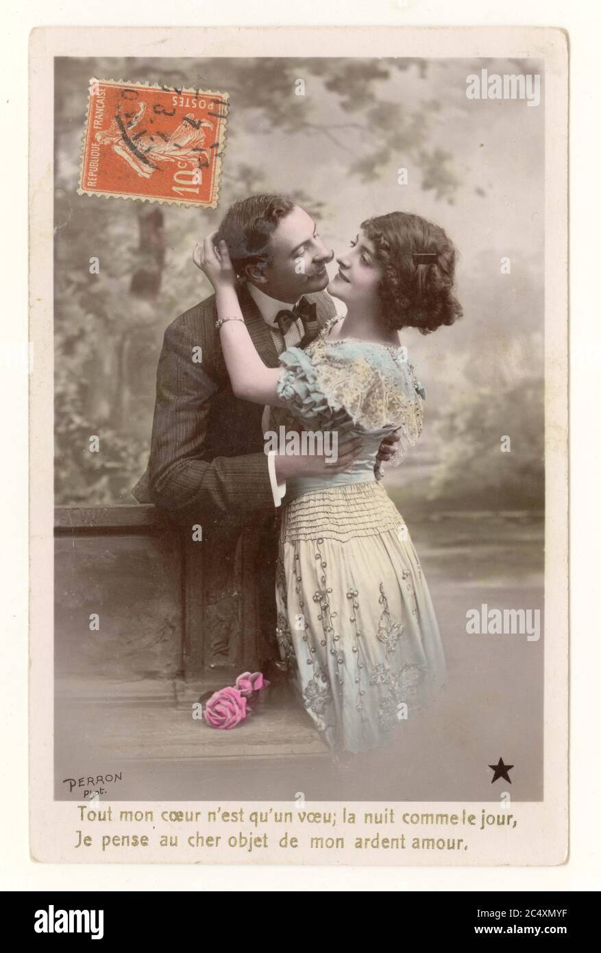 Carte de voeux teintée sentimentale française du début des années 1900 - deux jeunes amoureux, embrassant, main de l'homme à la taille, femme en robe d'été, 1911, France Banque D'Images