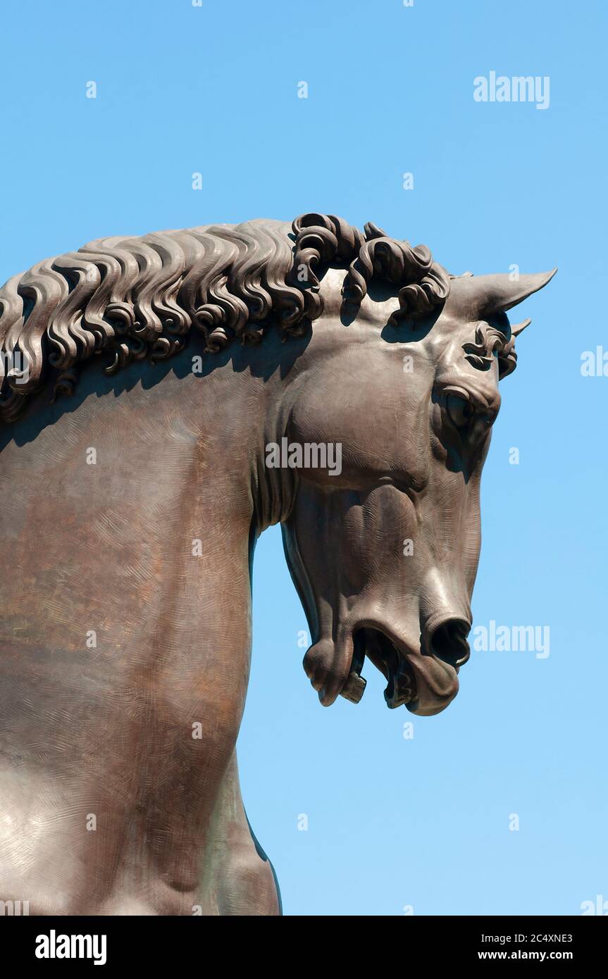 Italie, Lombardie, Milan, Hippodrome San Siro, Statue équestre de bronze dessins de l'artiste Léonard de Vinci Banque D'Images