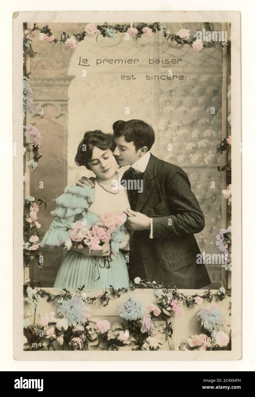 Carte de voeux teintée sentimentale française du début des années 1900 - deux jeunes amants, timide fille 'le premier baiser est sincère', France, vers 1911 Banque D'Images