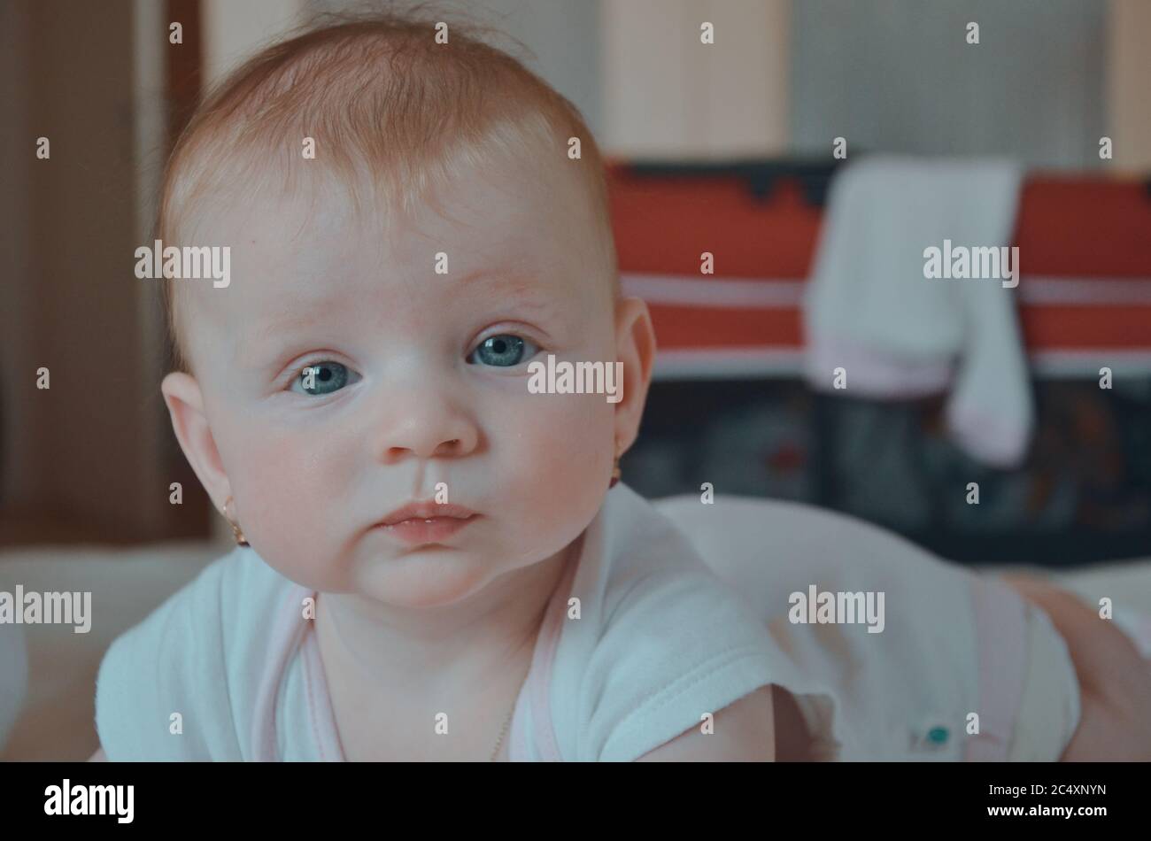 Mignon Sourire 6 Mois Bebe Fille Portrait D Une Petite Fille Sur Le Lit Dans La Chambre Chambre Domestique Petite Fille Mignonne Rampant Sur Le Lit A La Maison Photo Stock Alamy Mignon Sourire 6 Mois Bebe Fille Portrait D Une Petite Fille Sur Le Lit Dans La Chambre Chambre Domestique Petite Fille Mignonne Rampant Sur Le Lit A La Maison Photo Stock Alamy