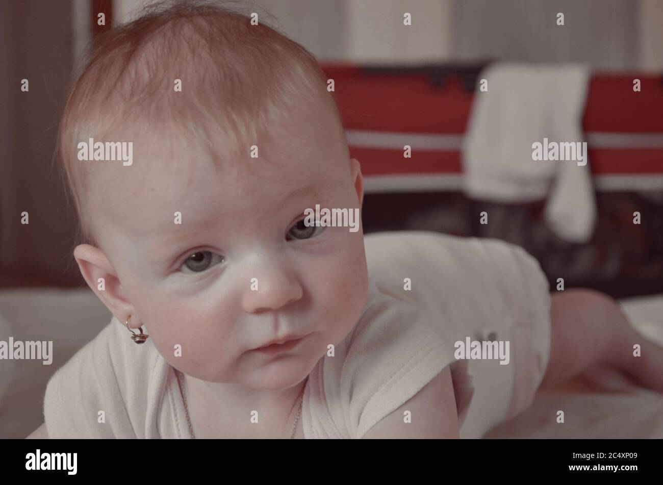 Jolie Petite Fille Rampant Sur Le Lit Une Petite Fille Adorable Se Trouve Sur Le Lit En Souriant Bebe Fille De 6 Mois Portrait D Une Petite Fille Sur Le Lit Dans La Jolie Petite Fille Rampant Sur Le Lit Une Petite Fille Adorable Se Trouve Sur Le Lit En Souriant Bebe Fille De 6 Mois Portrait D Une Petite Fille Sur Le Lit Dans La