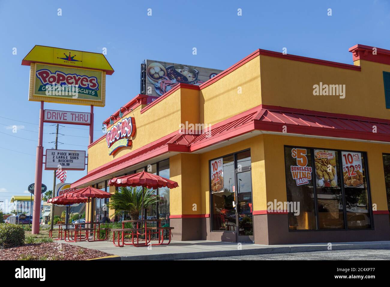 Orlando, Floride, États-Unis - VERS 2019 : le bâtiment du restaurant Popeyes, qui a servi du poulet frit et de la cuisine de la Nouvelle-Orléans pendant des années, ajoute maintenant un tradi Banque D'Images