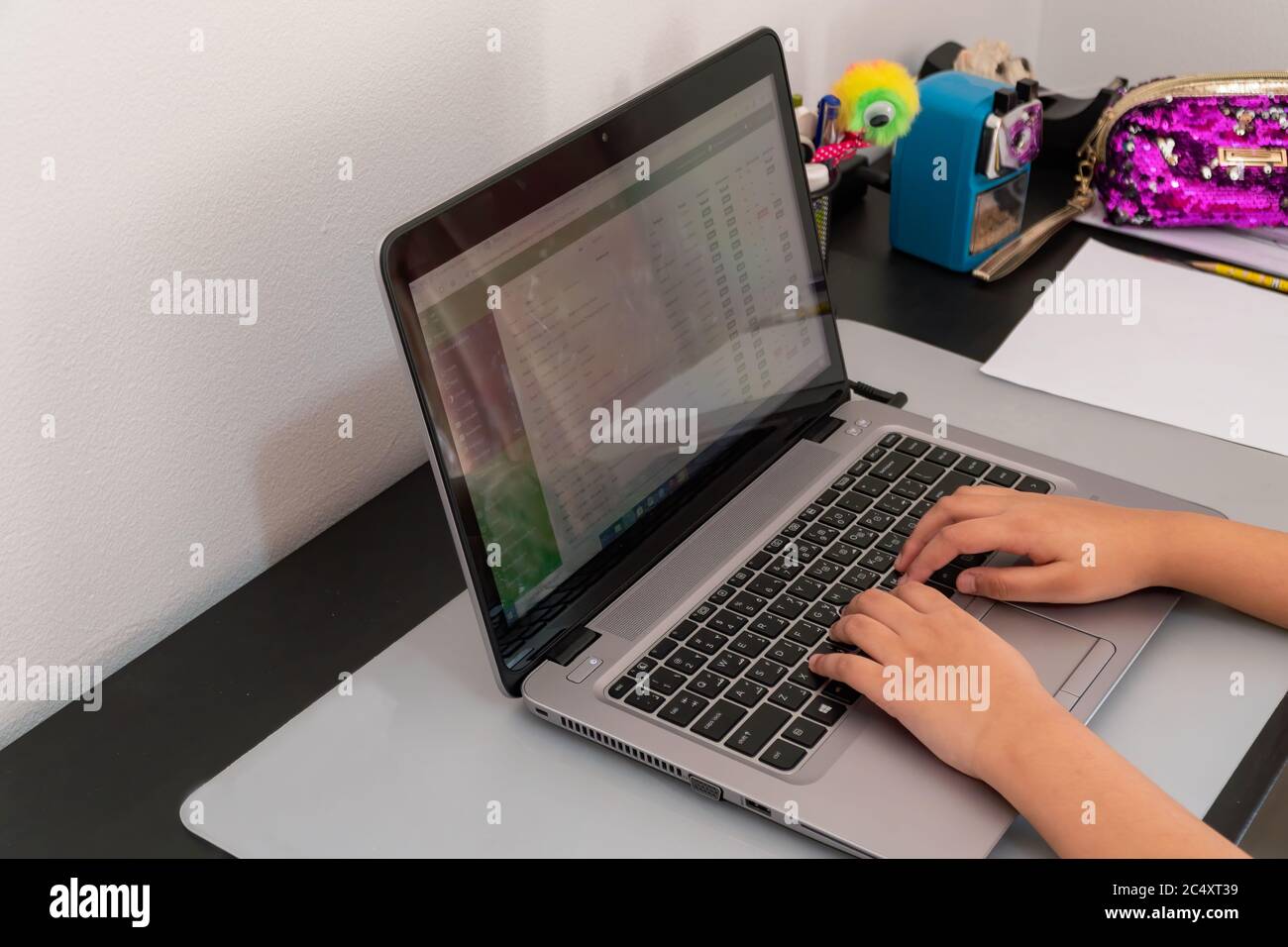 Une jeune étudiante utilise un ordinateur portable pour sa classe d'apprentissage en ligne. Banque D'Images