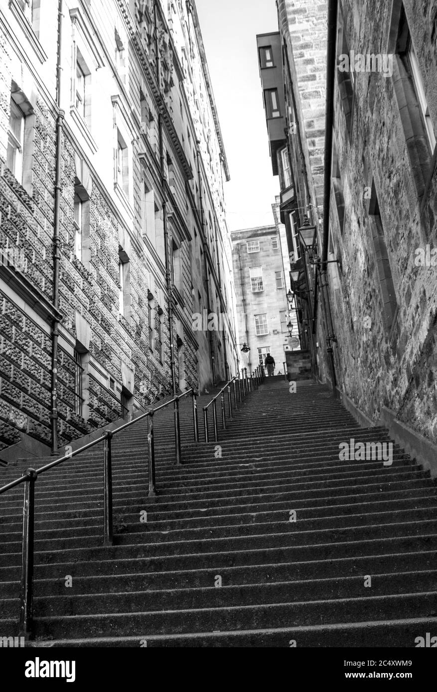 Une des nombreuses ruelles étroites, connues comme une proximité, dans la vieille ville d'Édimbourg, photographiées en Monochrome Banque D'Images