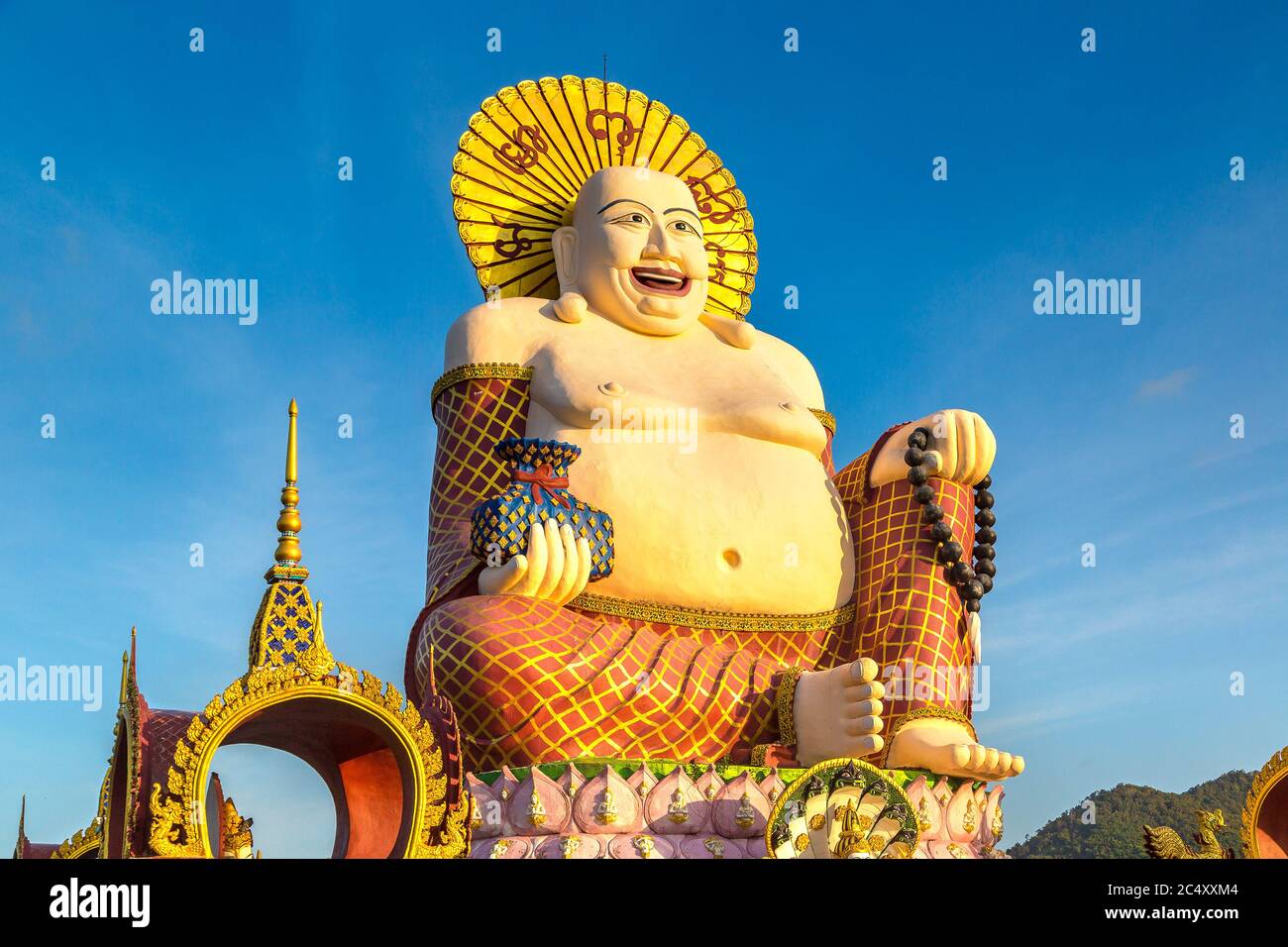 Statue de bouddha géant souriant ou heureux au temple de Wat Plai Laem, Samui, Thaïlande en été Banque D'Images