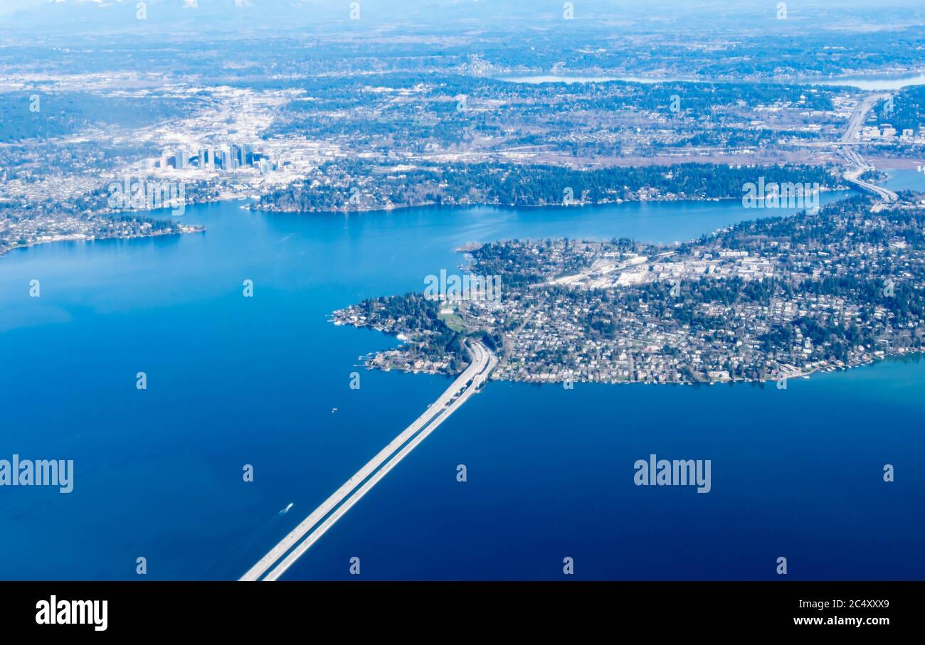 Vue aérienne de l'île Mercer, du Homer Hadley Memorial Bridge et du pont Lacey Murrow Seattle USA Banque D'Images