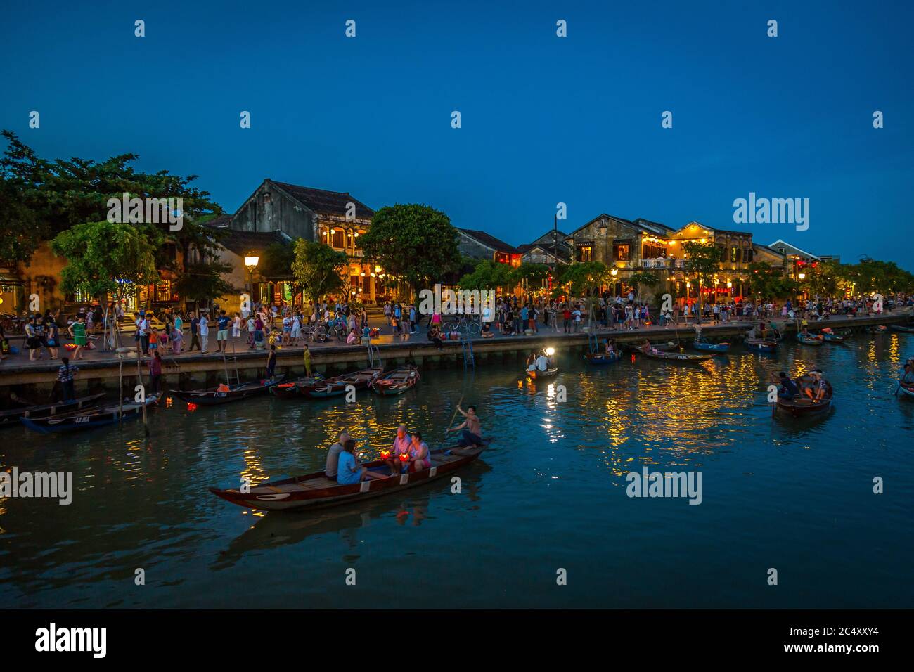 Vue sur le canal et le marché de nuit à Hoi an, Vietnam Banque D'Images
