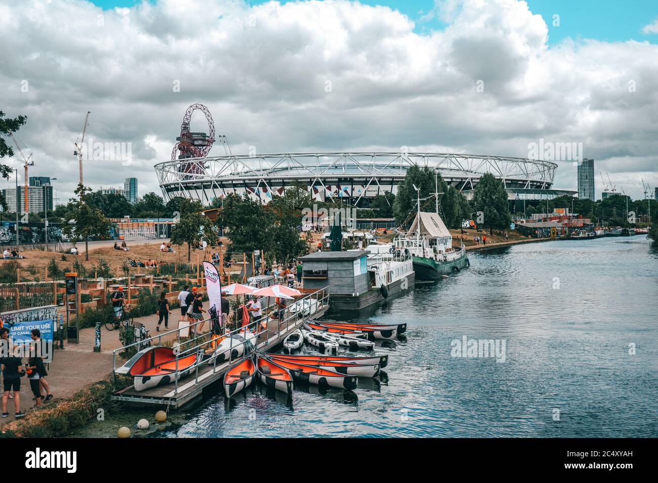 Vue sur le parc olympique Queen Elizabeth et le stade de Londres depuis River Lea, Londres, Angleterre, Royaume-Uni, Europe 2020 Banque D'Images