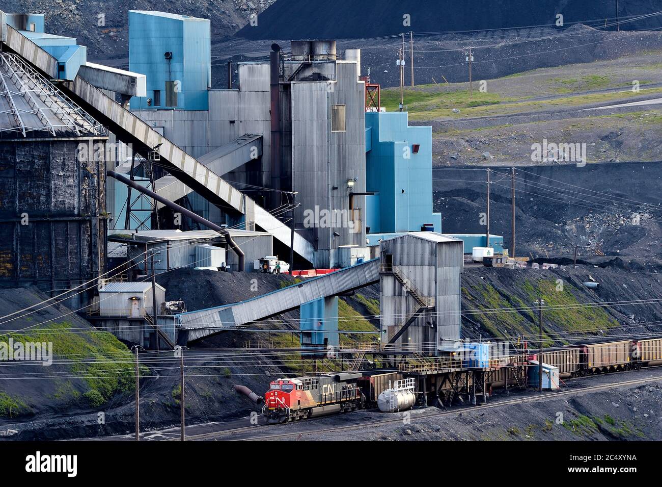 Un train de marchandises des chemins de fer nationaux du Canada à un chargement de charbon usine de traitement du charbon dans les contreforts des montagnes Rocheuses de l'Alberta Canada Banque D'Images