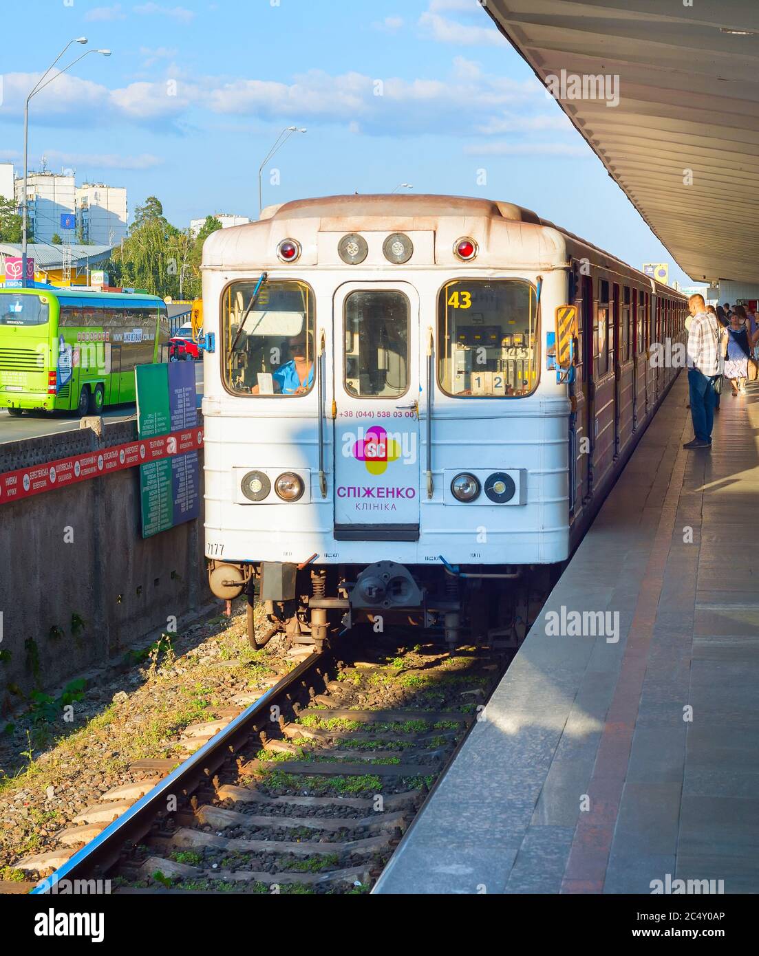 KIEV, UKRAINE - le 06 septembre 2019 : personnes en attente d'un train de métro arrivant à la station de métro de Kiev de la plate-forme. Kiev est la capitale de l'Ukraine Banque D'Images