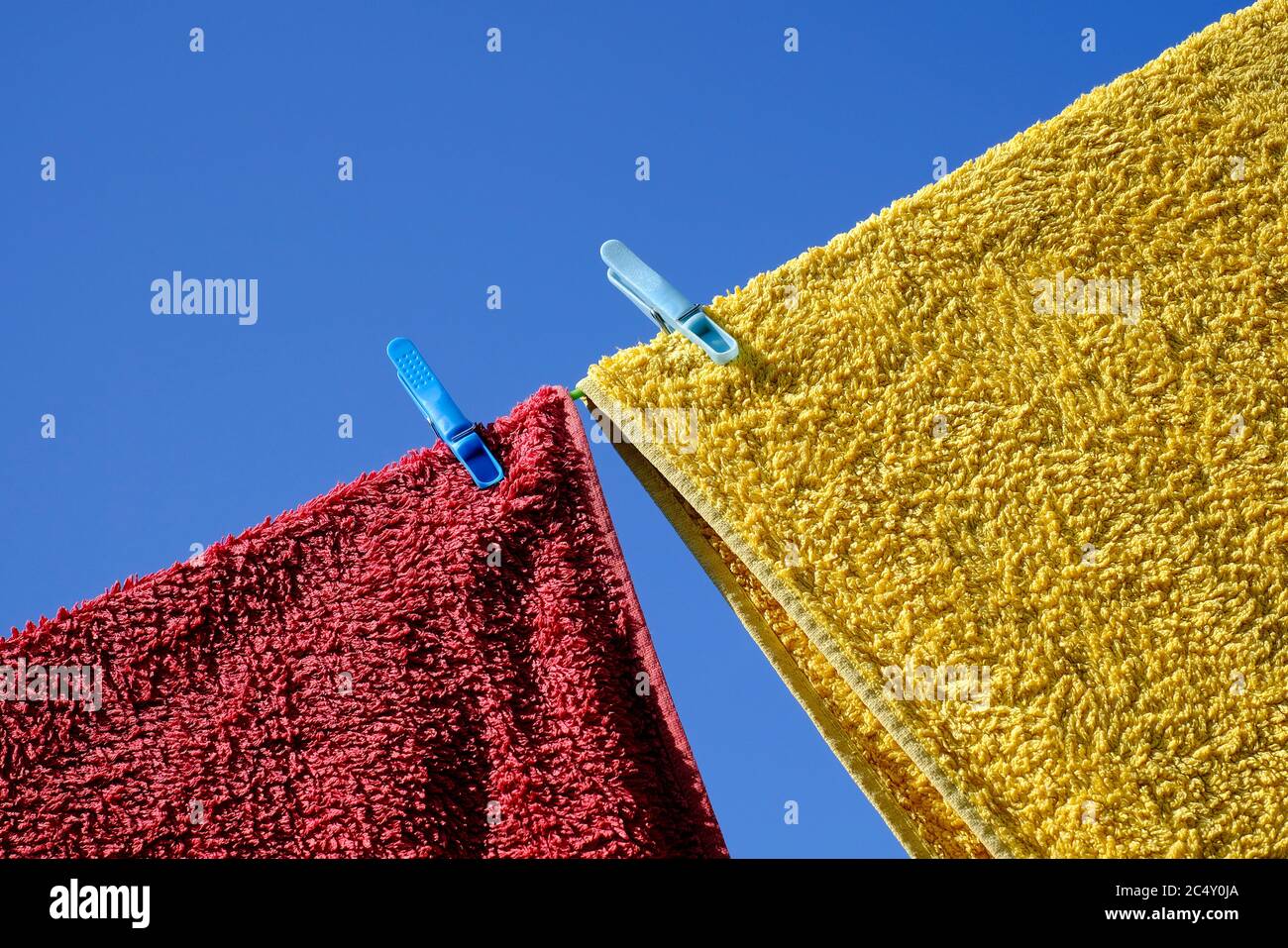 serviettes rouges et jaunes séchant sur la ligne de vêtements de jardin, norfolk, angleterre Banque D'Images