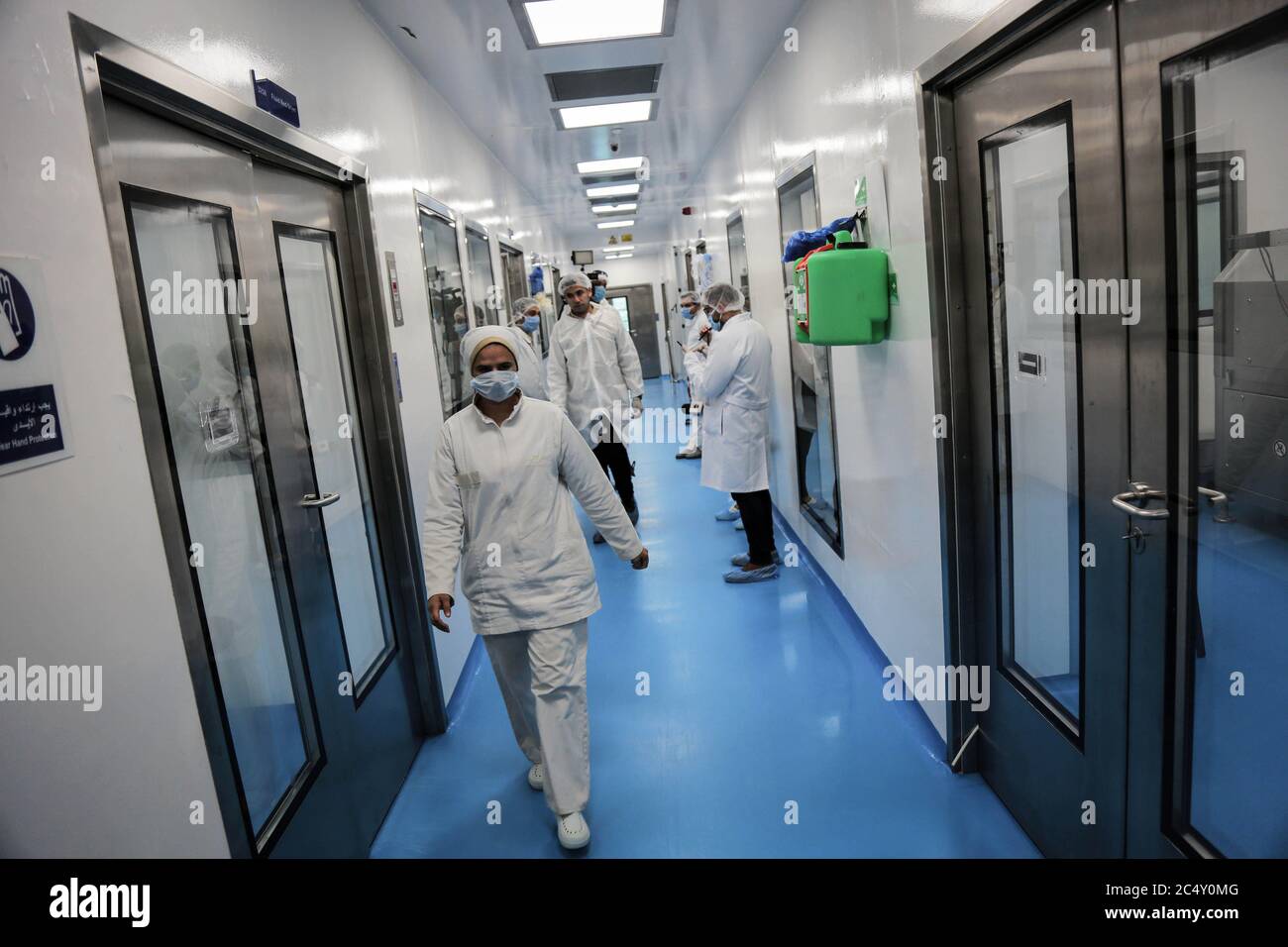 Giza, Égypte. 29 juin 2020. Les employés de la société pharmaceutique égyptienne Eva Pharma opèrent dans l'usine de la société, où la production de Remdesivir, un médicament antiviral à large spectre approuvé comme traitement spécifique pour COVID-19, a commencé cette semaine avec une capacité de production pouvant atteindre 1.5 millions de doses par mois. Crédit : Fadel Dawood/dpa/Alay Live News Banque D'Images