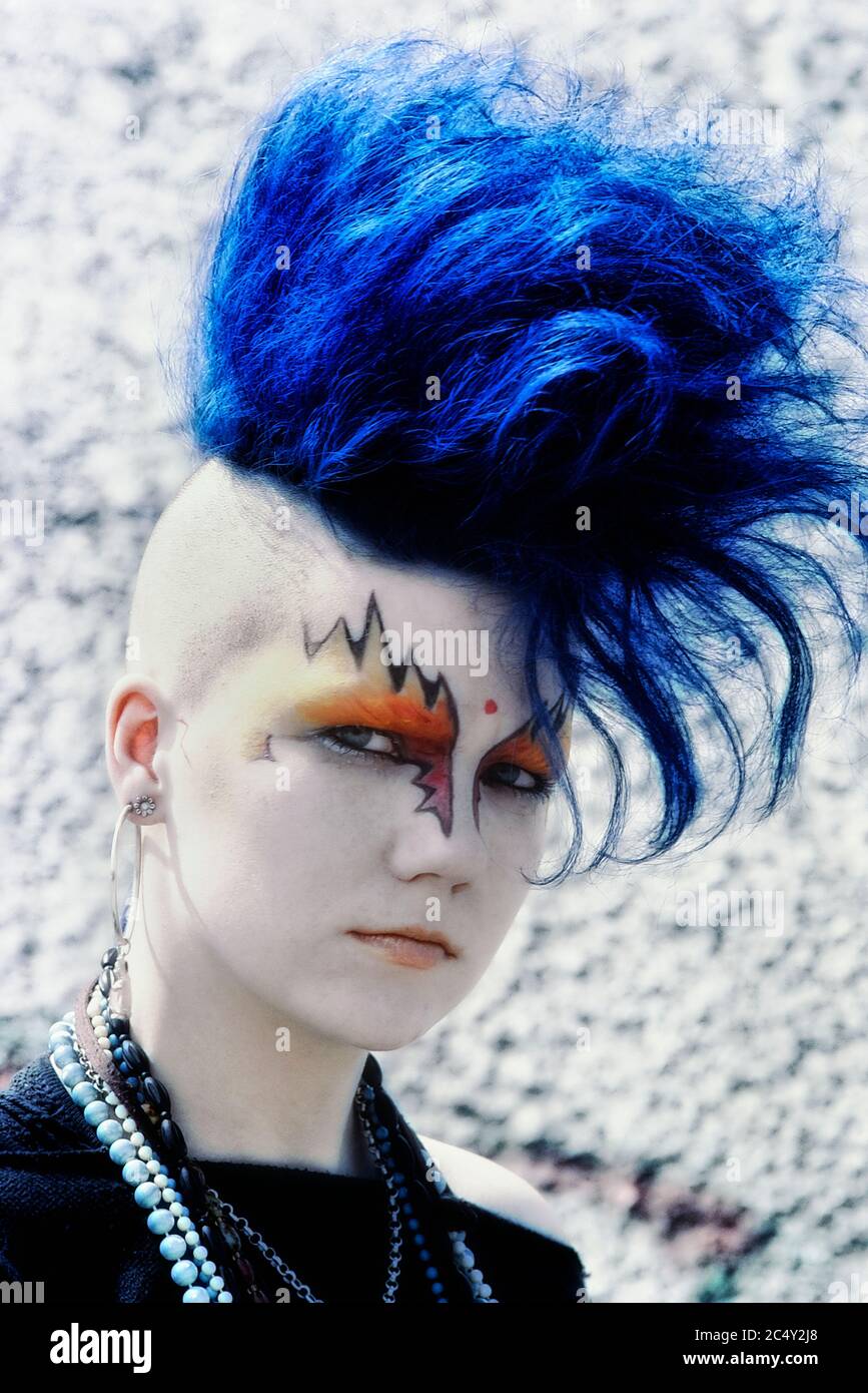 Punk rocker femelle avec coiffure mohican bleu. Londres. ROYAUME-UNI. Europe, Circa années 1980 Banque D'Images
