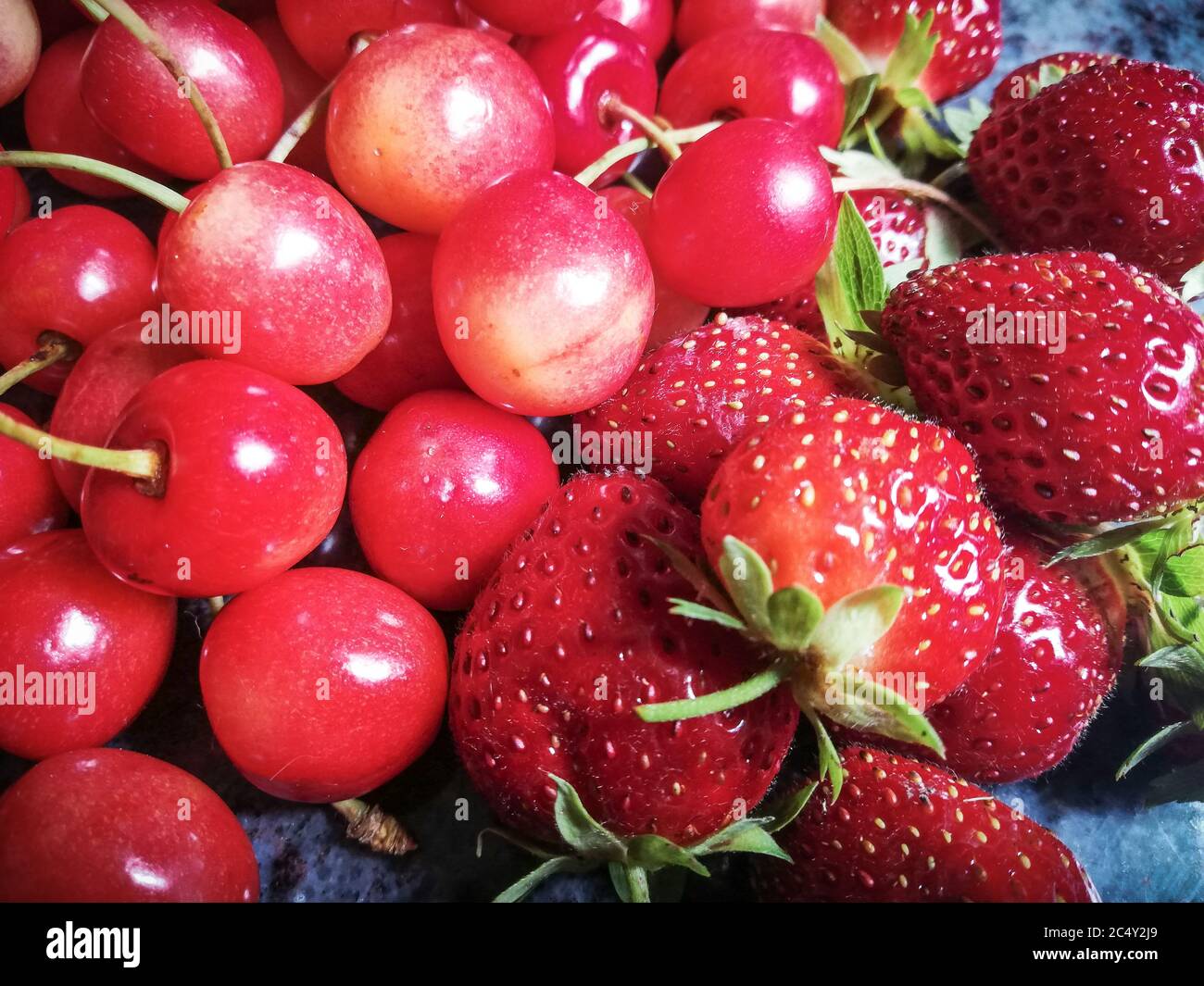 groupe de fraises et de cerises. Photographie macro Banque D'Images