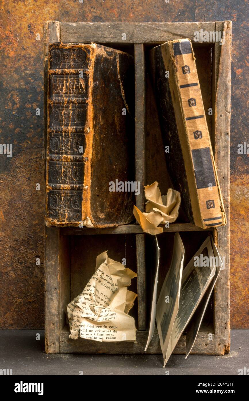 Vieux livres dans une boîte en bois Banque D'Images