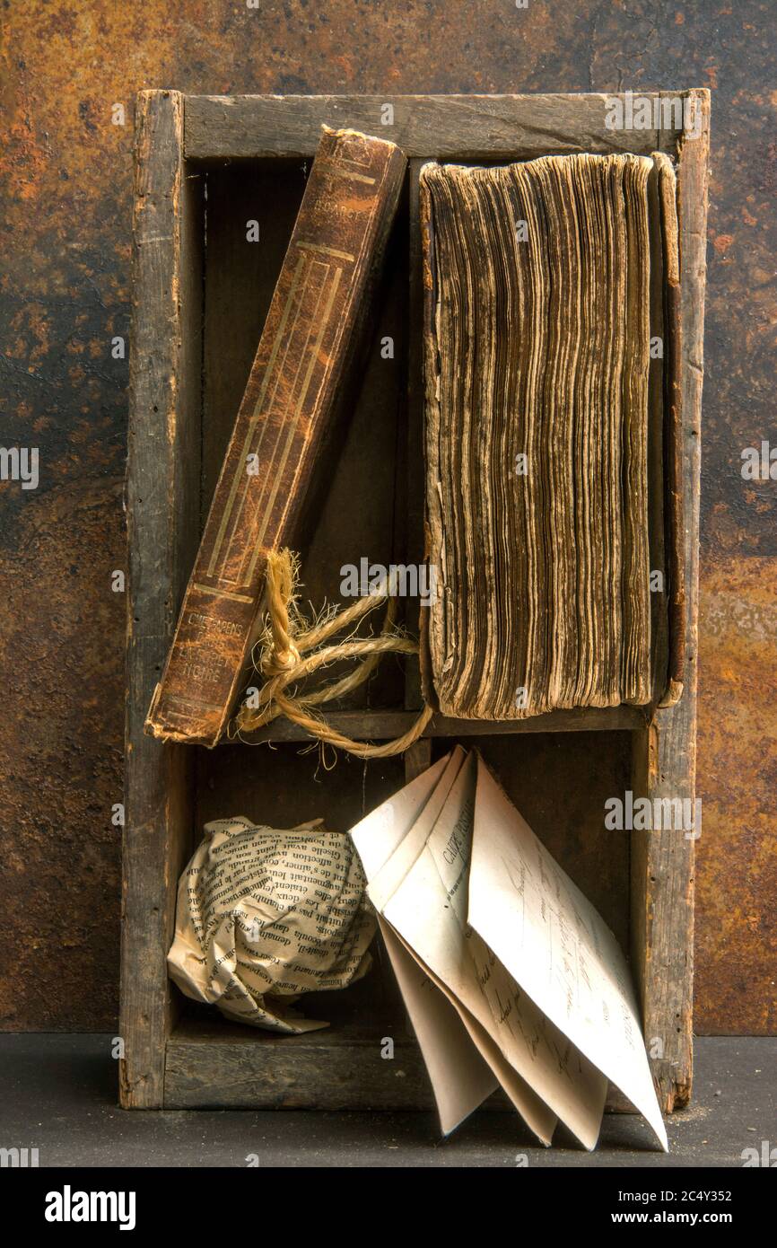 Vieux livres dans une boîte en bois Banque D'Images