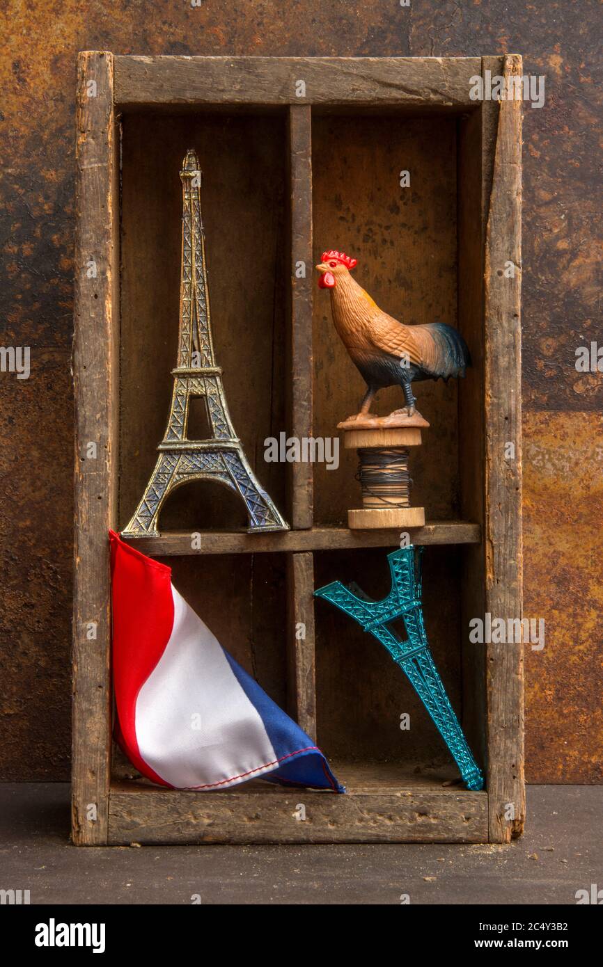 Symbole français dans une boîte en bois, concept Tour Eiffel Banque D'Images