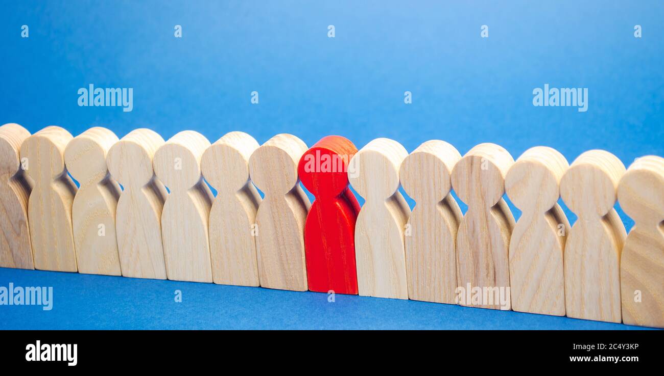 La figure rouge d'un homme se distingue de la foule. Personne infectée. Infection pandémique à coronavirus COVID-19. Quarantaine. Auto-isolation. Embauche du personnel. Banque D'Images