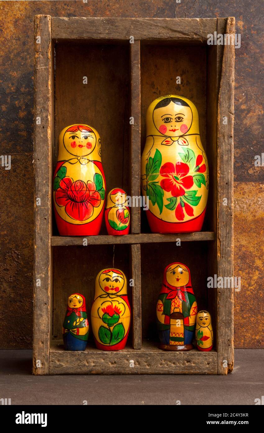Poupées russes dans une boîte en bois Banque D'Images