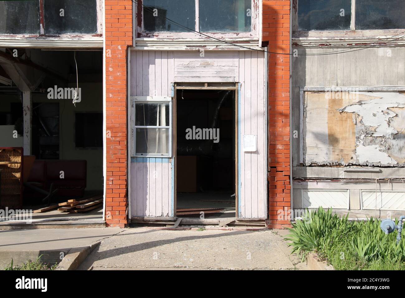 un vieux magasin abandonné et abandonné, vandalisé et endommagé, a laissé tomber Banque D'Images