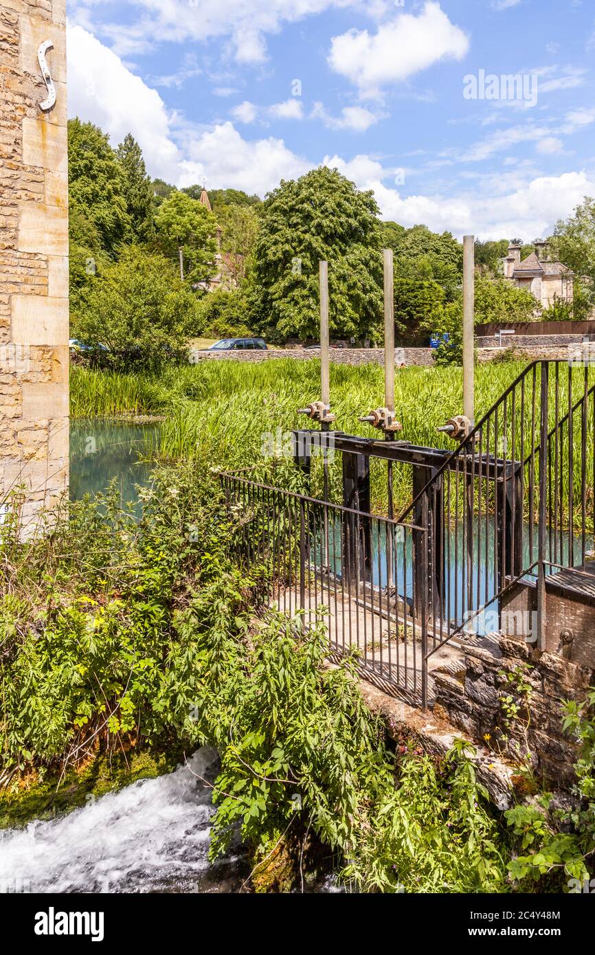 Les portes de la coulée à Belvedere Mill sur la grenouille à Chalford dans les vallées de Stroud, Gloucestershire, Royaume-Uni Banque D'Images