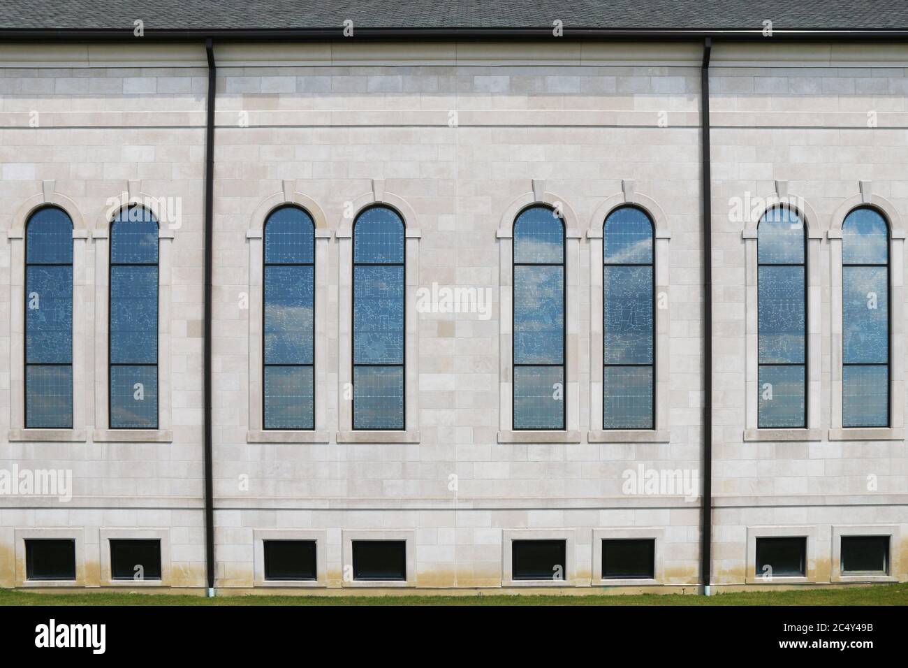 ensemble de l'église gothique assortie de vitraux clairs fenêtres voûtées Banque D'Images