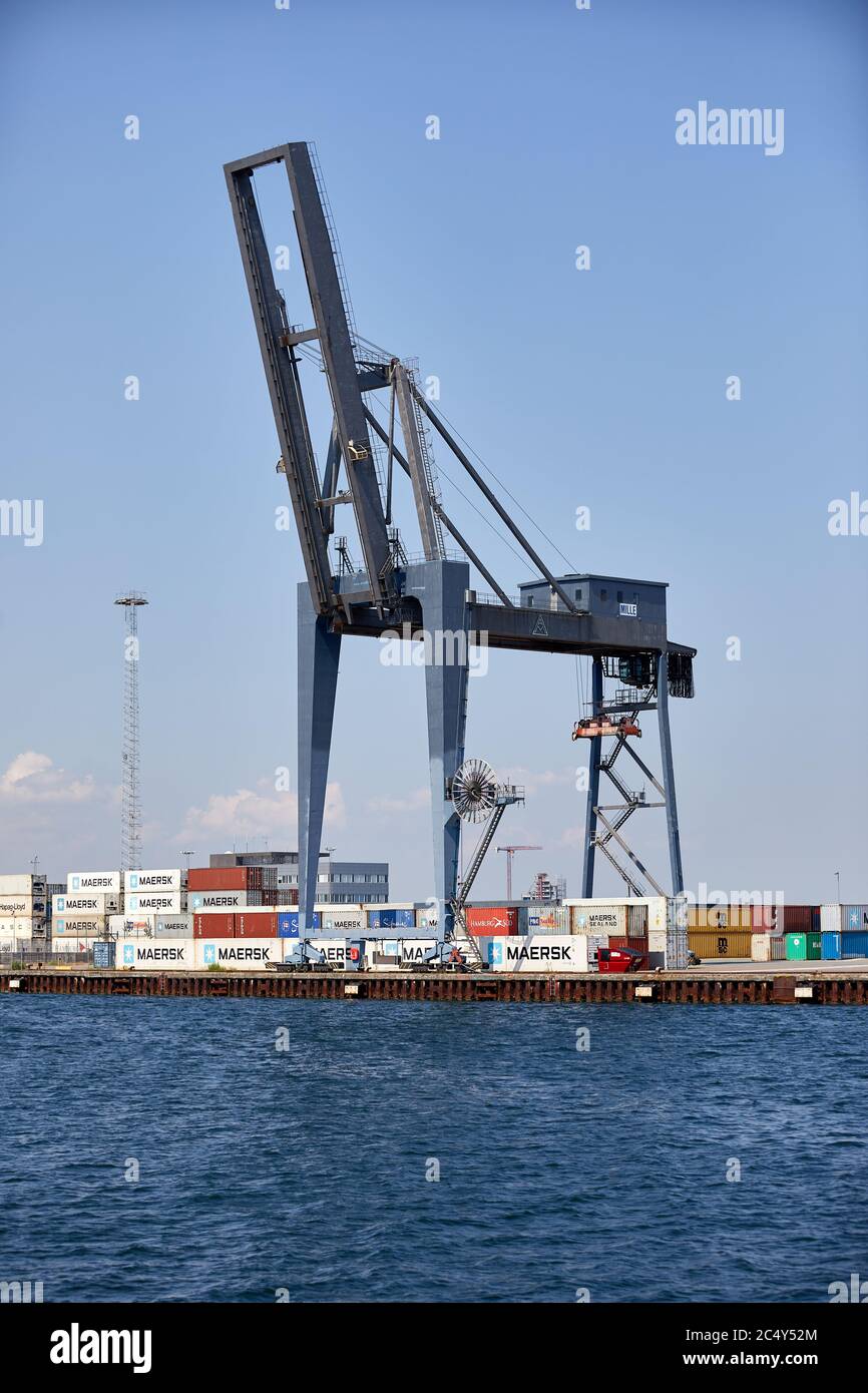 Grue navire-terre et conteneurs d'expédition Maersk par le port de Copenhague, Copenhague, Danemark Banque D'Images