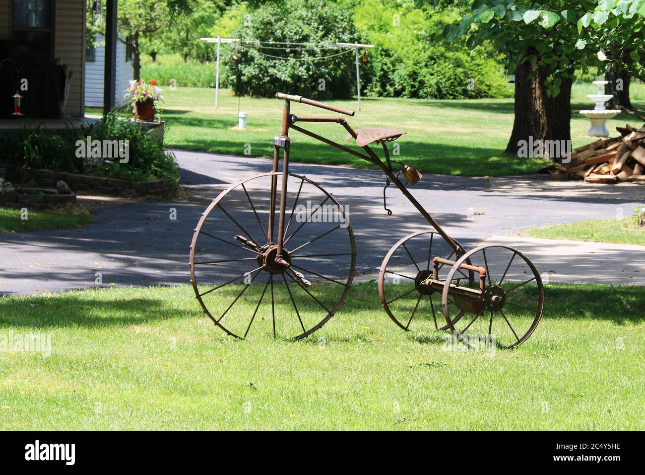trike antique à vélo rouillé à trois roues, garé sur une pelouse Banque D'Images