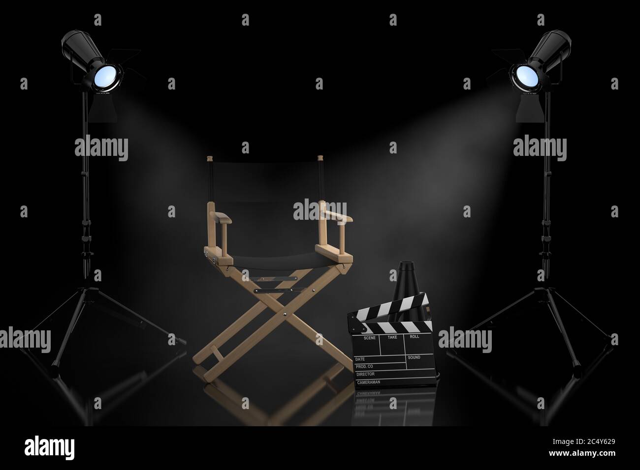 Concept de l'industrie cinématographique. Directeur Président, Clapper de film et projecteurs sur fond noir. Rendu 3d. Banque D'Images