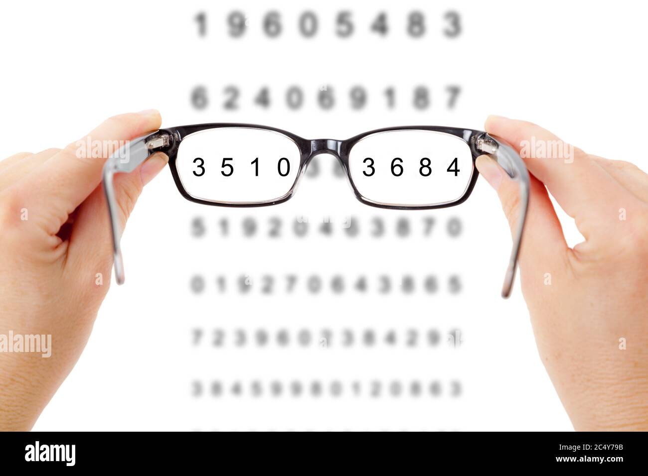 Tenir les lunettes à la main au centre d'examen oculaire Banque D'Images