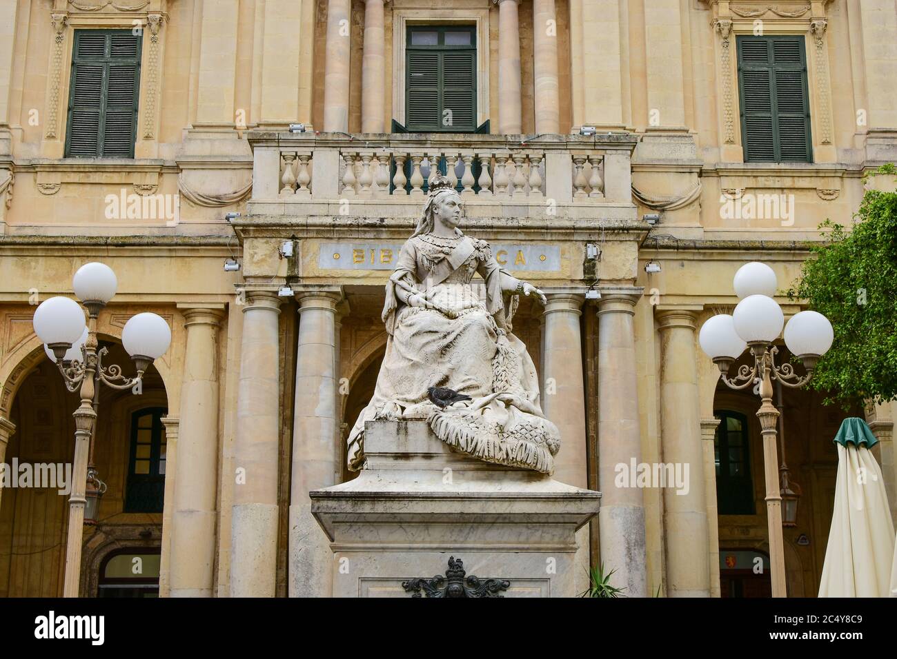 La statue de la reine Victoria devant la Balance nationale à la Valette, Malte Banque D'Images