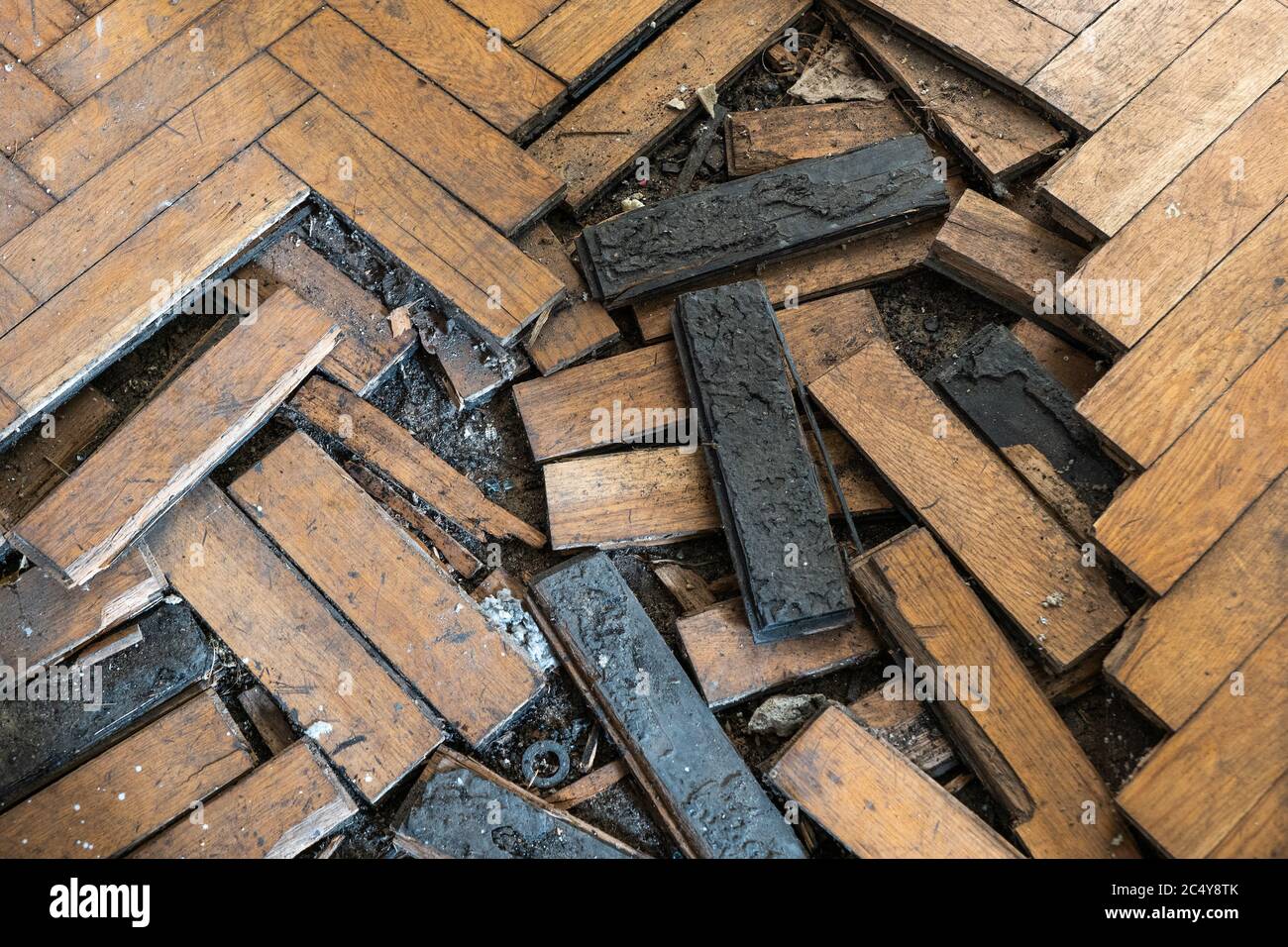Parquet endommagé, parquet avec planches déplacées, ancien plancher dans une pièce abandonnée Banque D'Images