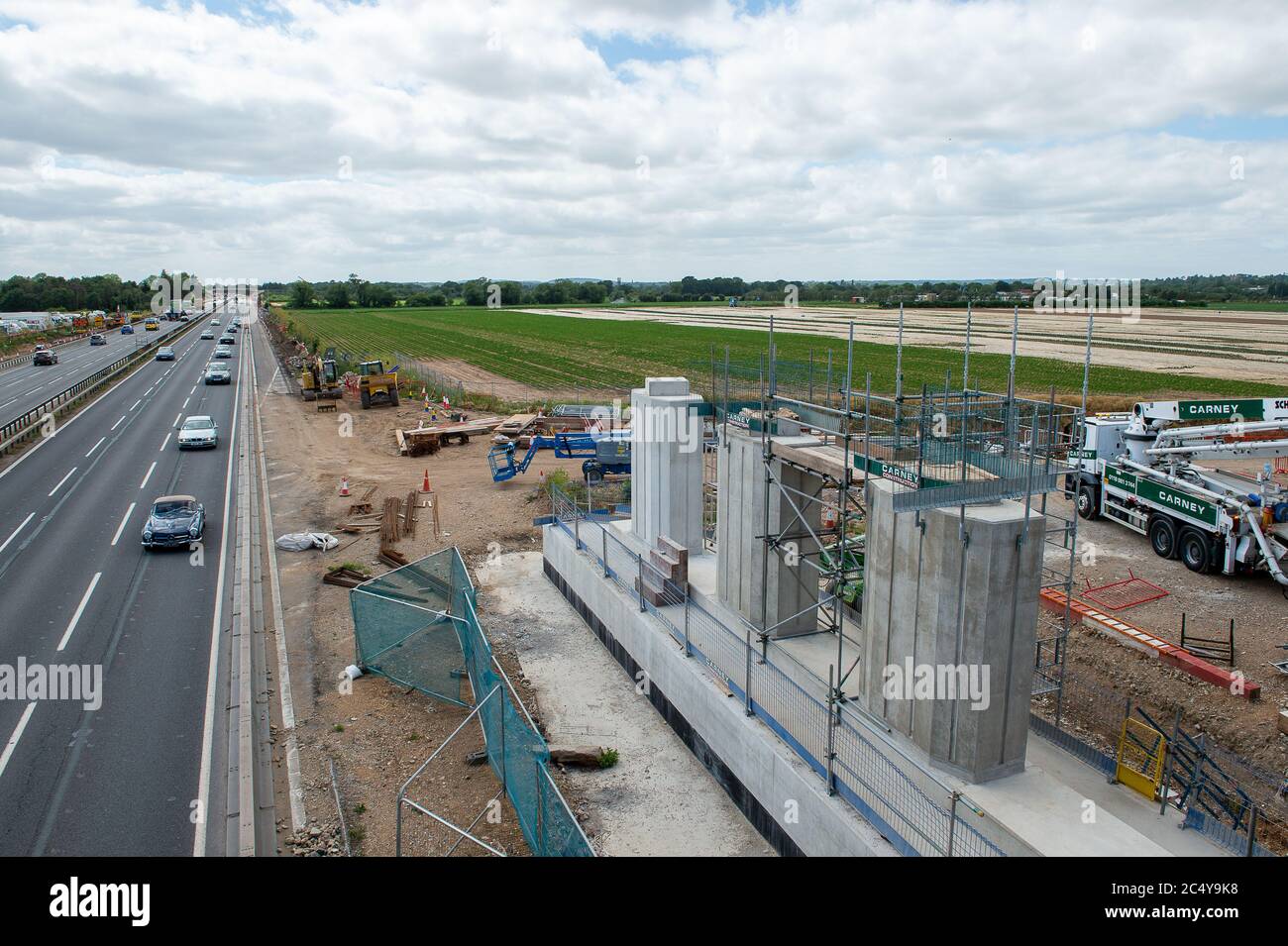 Dorney, Buckinghamshire, Royaume-Uni. 29 juin 2020. Les travaux se poursuivent sur la M4 pour la transformer en autoroute intelligente. Un nouveau pont traversant la M4 est en cours de construction aux frontières de Taplow et Dorney. Autoroutes l'Angleterre envisage de modifier les limites de vitesse de 50 km/h à 60 km/h là où des travaux routiers sont en place. Crédit : Maureen McLean/Alay Banque D'Images