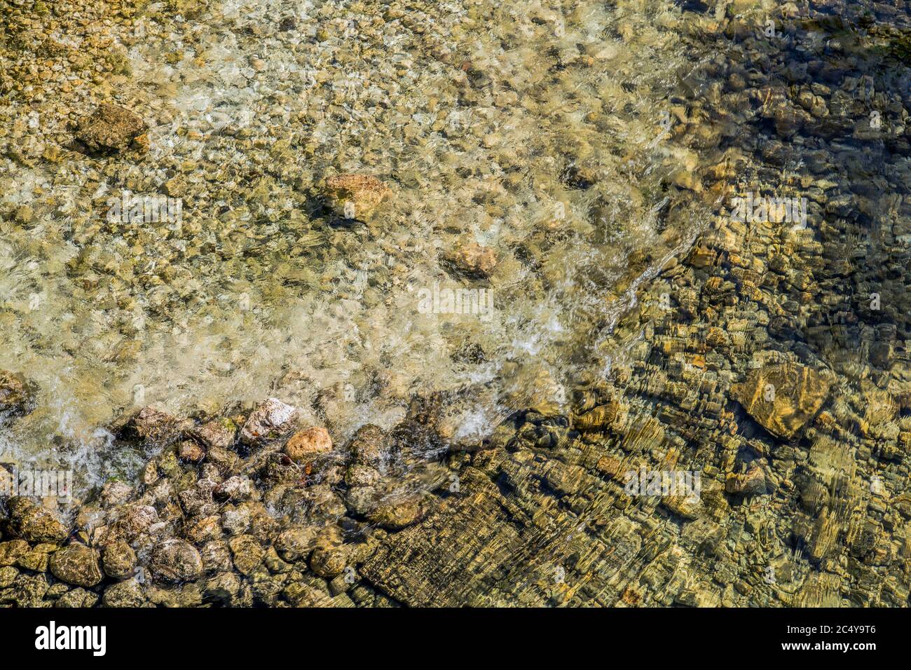 Vue de dessus de Crystal Clear River Bed avec des pierres Rocheuses. Banque D'Images