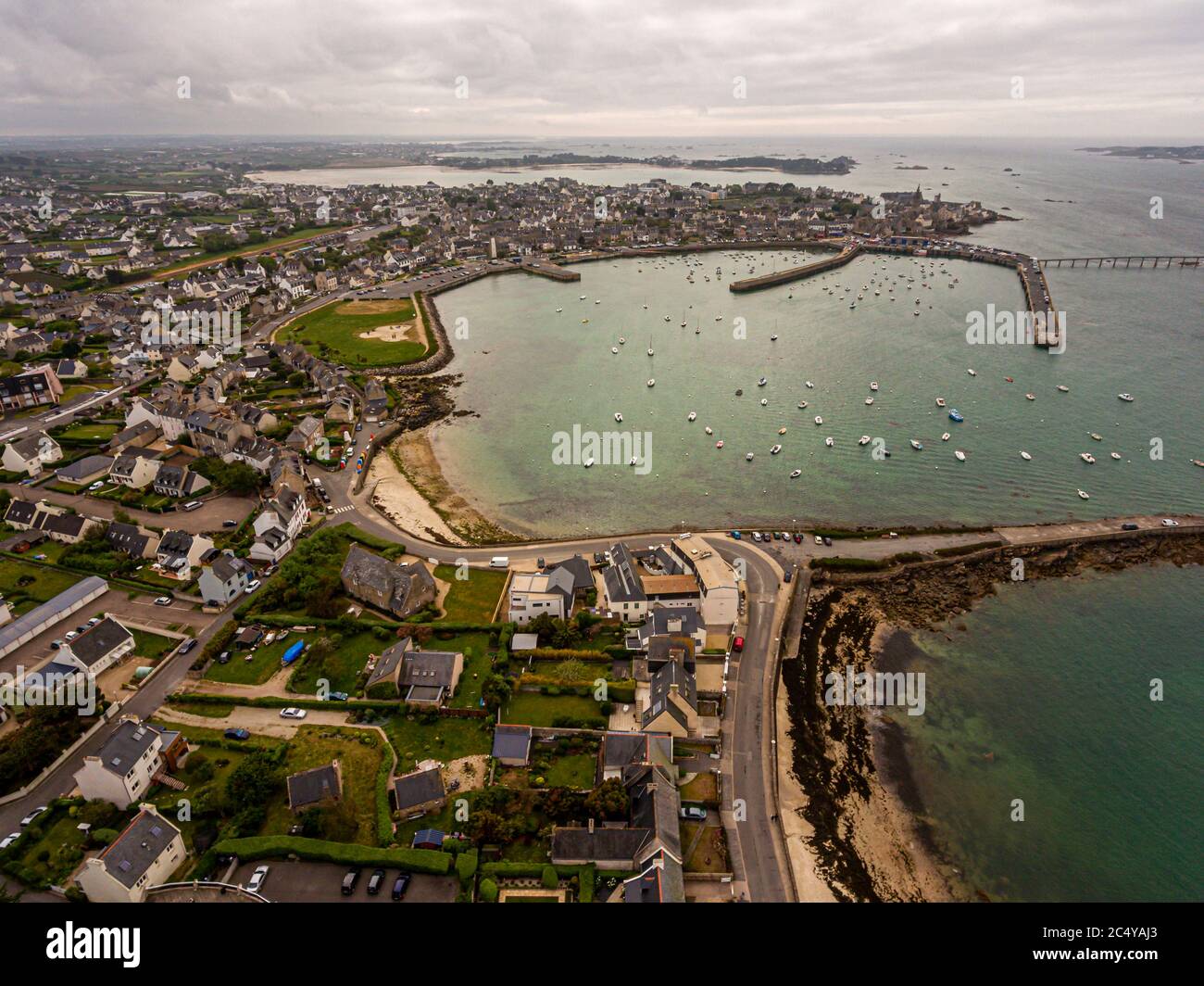 Vue aérienne de la ville de Roscoff en Bretagne, France Banque D'Images