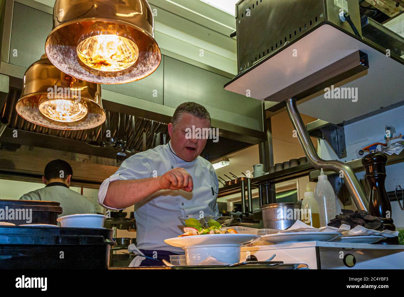 Loic le bail, chef étoilé au guide Michelin, dans la cuisine de l'hôtel Brittany and Spa, Morlaix-Roscoff, France Banque D'Images