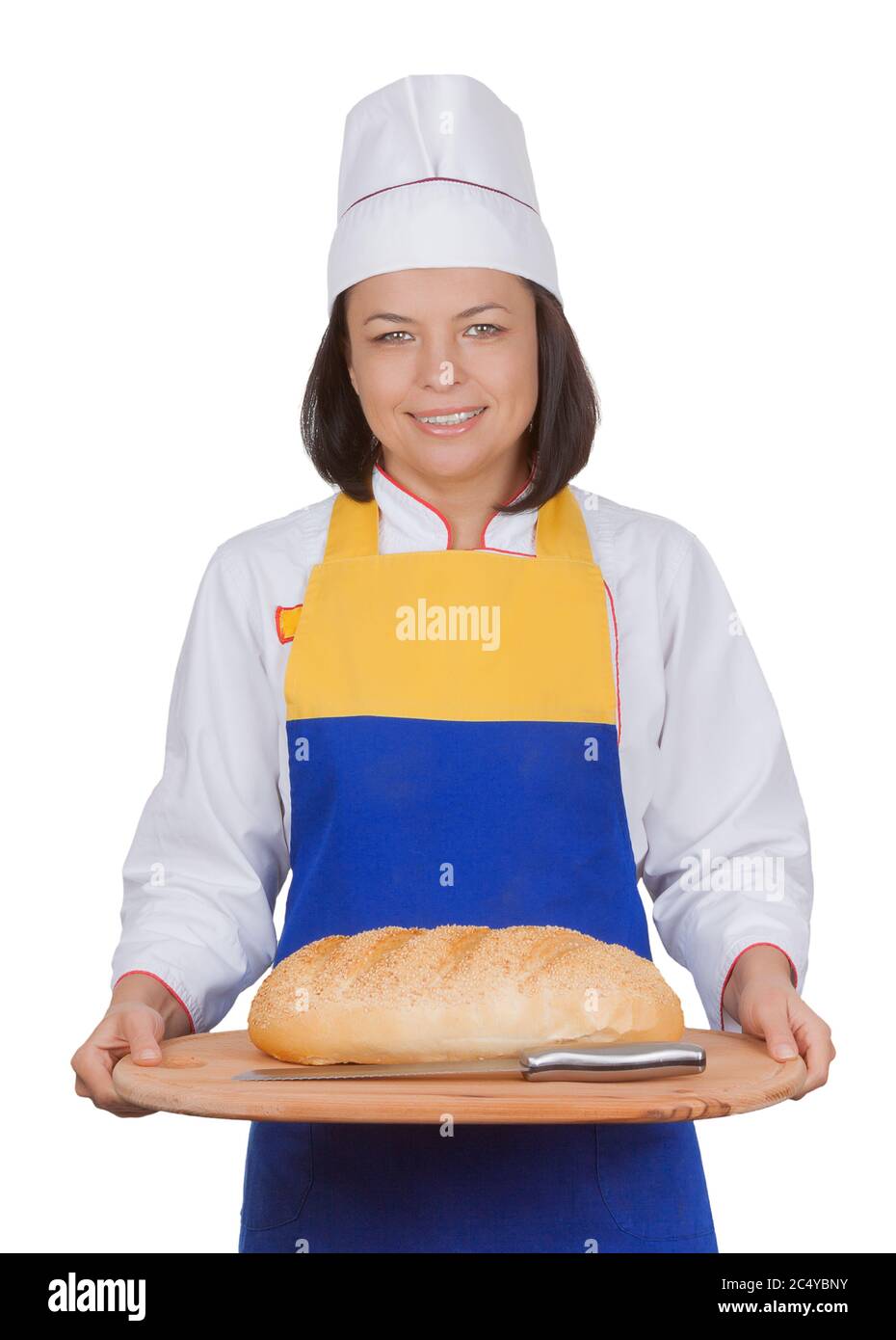 Belle jeune femme Baker tenant du pain frais avec couteau sur planche à découper en bois dans ses mains sur un fond blanc Banque D'Images