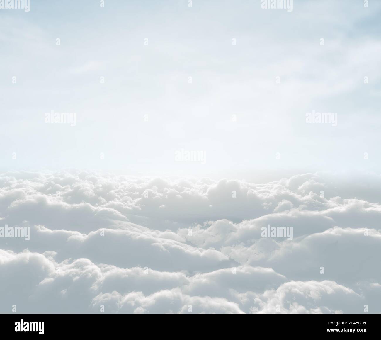gratte-ciel haute définition avec nuages et lumière du jour Banque D'Images