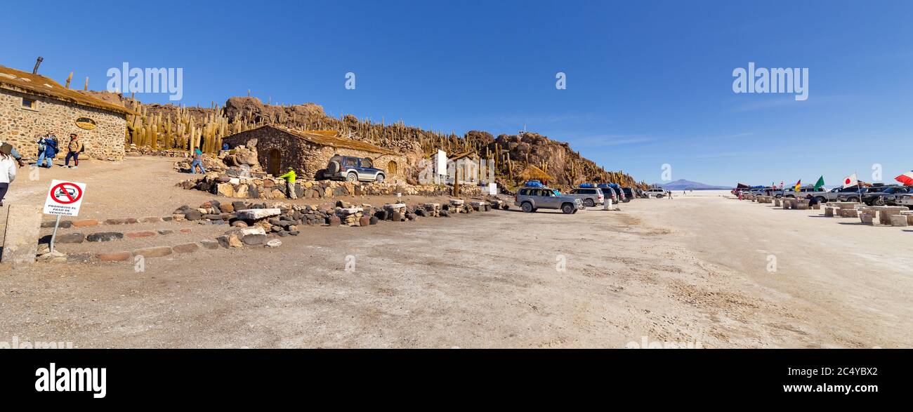 Uyuni, Bolivie - 01 octobre 2018 : visite de l'île d'Incahuasi (île de Cactus) située sur Salar de Uyuni, la plus grande surface de sel au monde, en B Banque D'Images