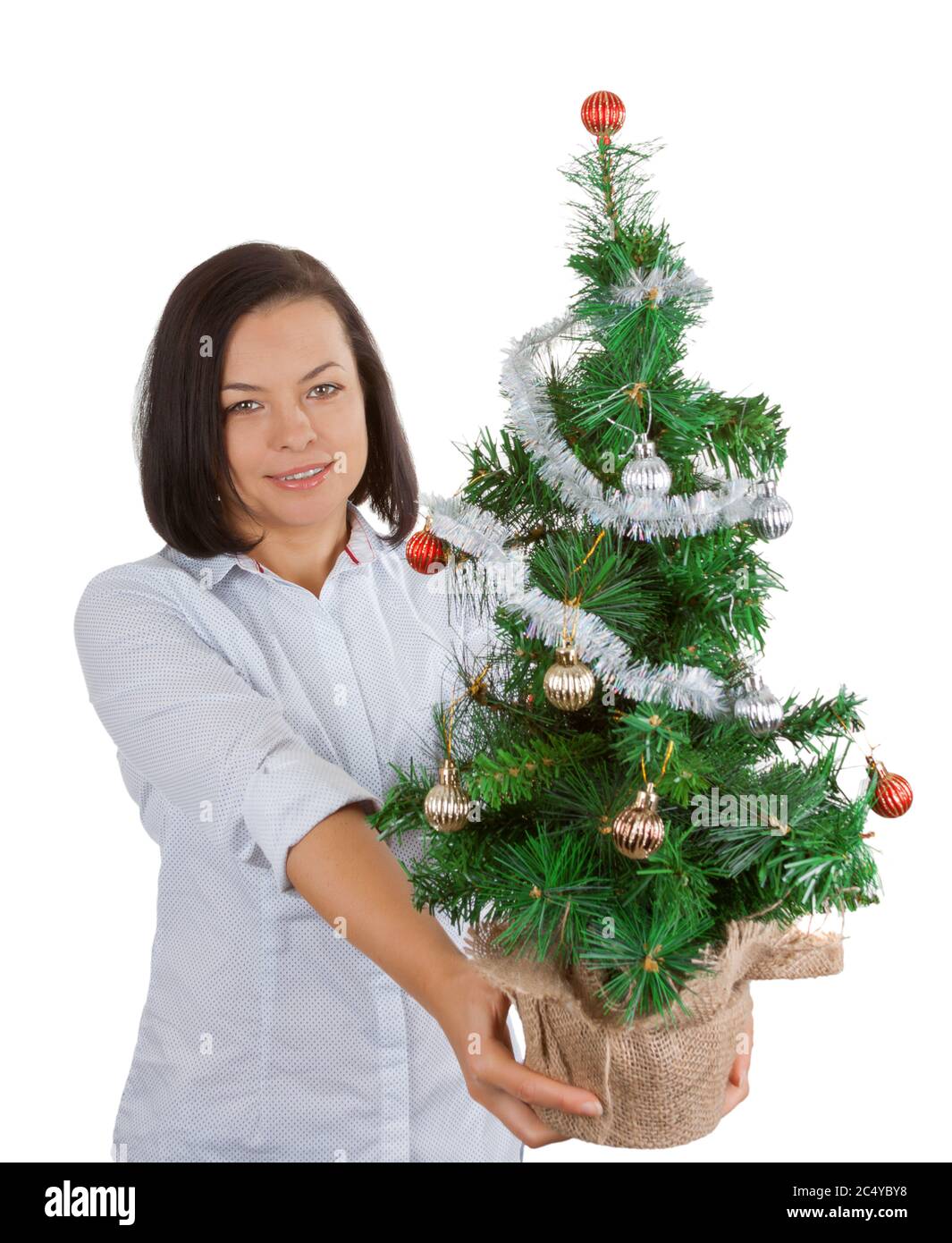 Concept de la nouvelle année. Belle femme avec arbre de Noël décoré sur un fond blanc Banque D'Images