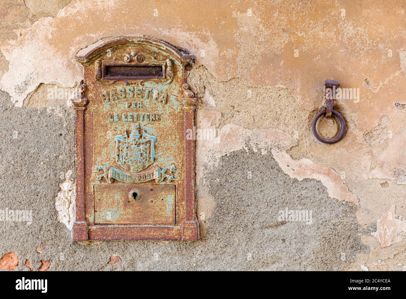 Une ancienne boîte postale caractéristique dans un mur, Lucignano d’Aso, Toscane, Italie Banque D'Images