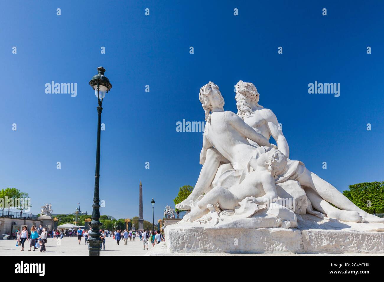 Sculpture dans le jardin des Tuileries à l'entrée de la place de la Concorde, Paris Banque D'Images