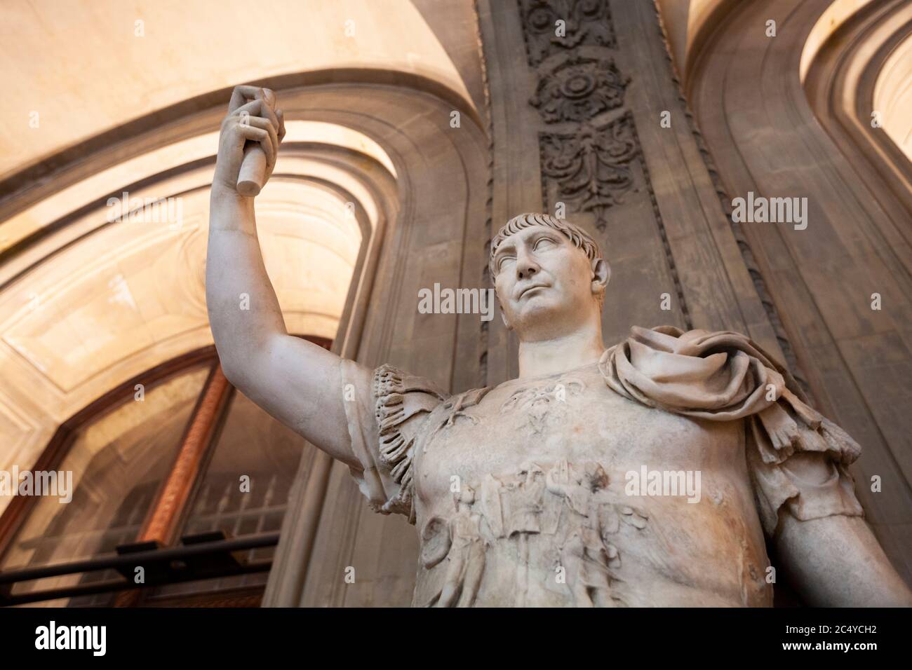 Statue romaine de Jules César, avec un rouleau au Musée du Louvre