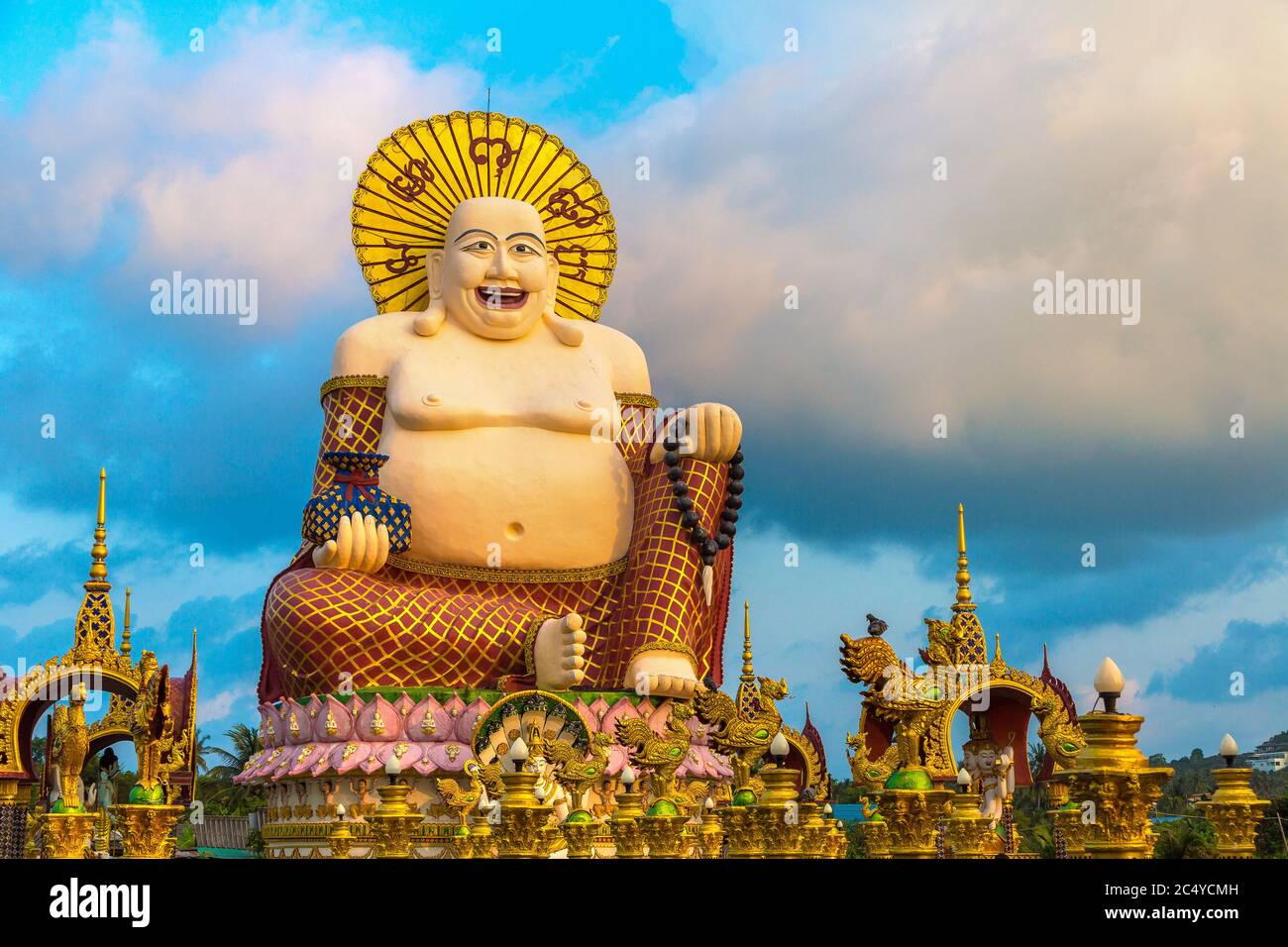 Statue de bouddha géant souriant ou heureux au temple de Wat Plai Laem, Samui, Thaïlande en été Banque D'Images