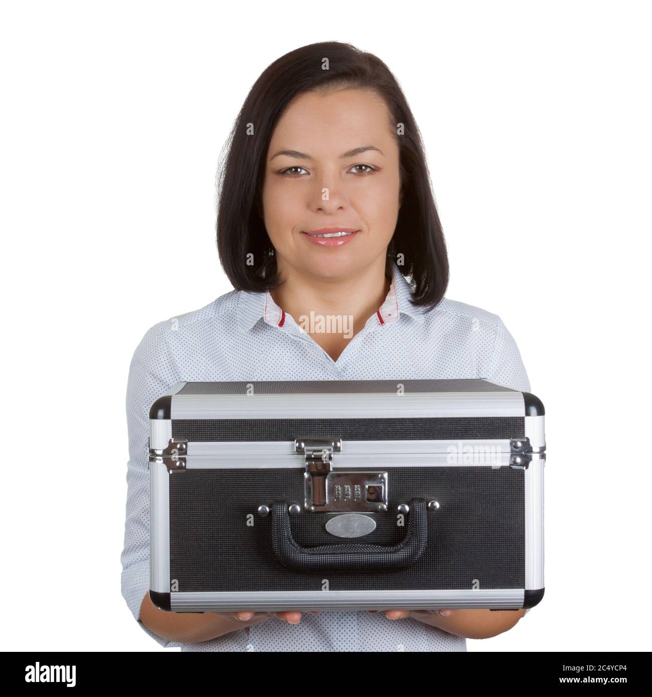 Femme d'affaires tenant une mallette en aluminium avec serrure combinée sur un fond blanc Banque D'Images