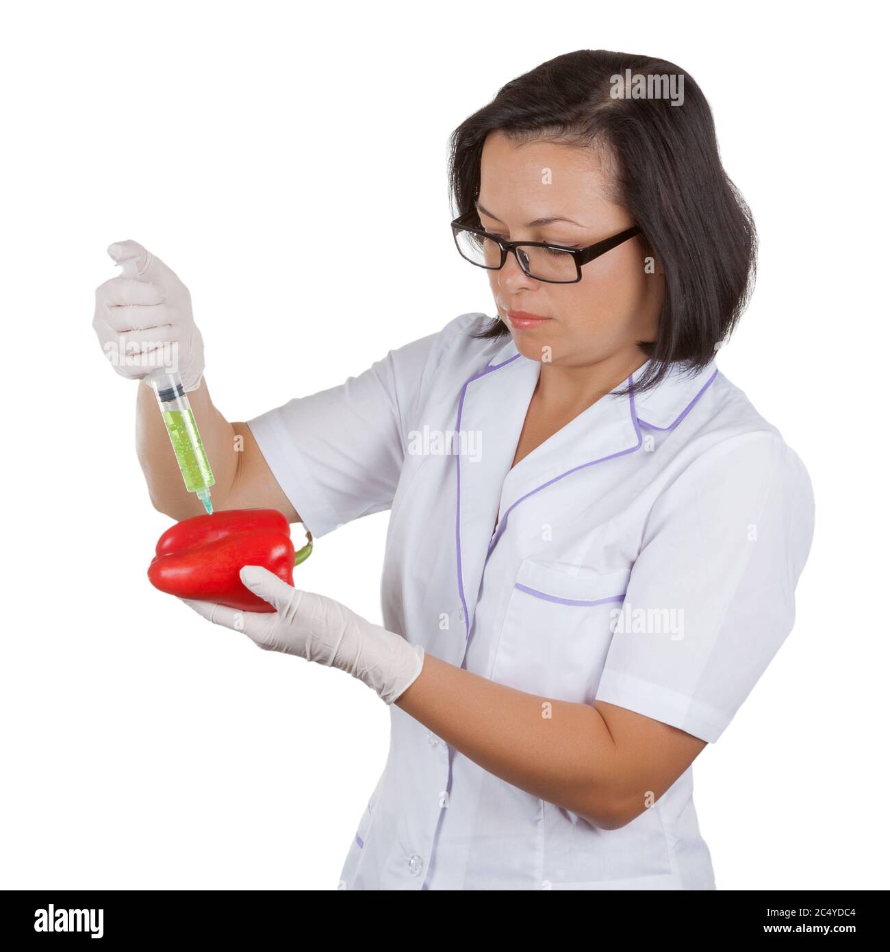 Diététicien scientifique Femme médecin tenant Rouge Paprika étant injecté avec la seringue sur fond blanc Banque D'Images